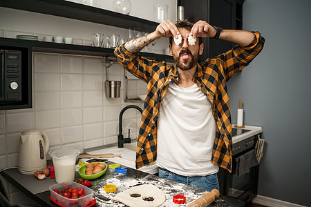 厨房里的男人享受面团面粉烹饪快乐糕点食物乐趣棕色烘烤图片
