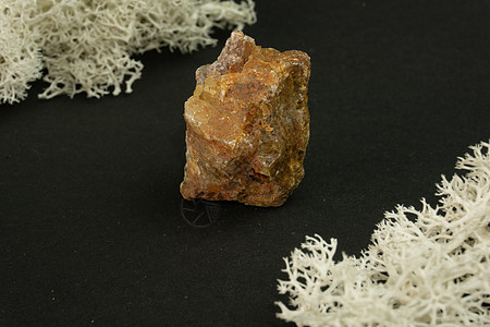 来自巴西或中国的红柱石 黑色背景上的天然矿物石被苔藓包围 矿物学 地质学 魔法 半宝石和矿物样品 特写微距照片硅石活力女性药品水图片