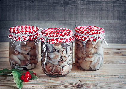 家罐头 玻璃罐子里的熟蘑菇小吃装罐美味素食洋葱木头植物食物烹饪均衡图片