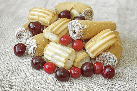 桌布餐巾纸上的饼干和樱桃 从顶部的视图营养甜点桌子盘子季节食物奶油团体早餐白色背景