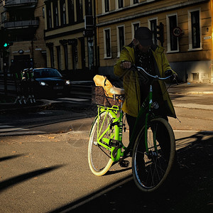 绿色自行车车轮阴影街头生活背景图片