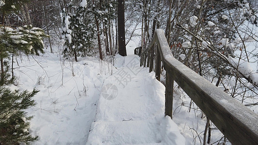 清晨 快点下雪 一个古老的雪花木制木质楼梯 在山上登山图片