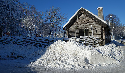 在阳光明媚的冬天 一座旧木屋图片