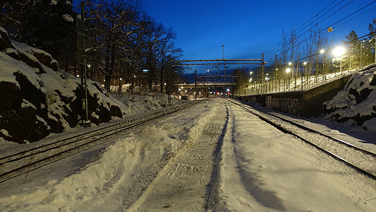 观察北欧黎明火车站的轨轨轨状况 看一看船运送货运输旅行火车铁路基础设施曲目信号车站图片
