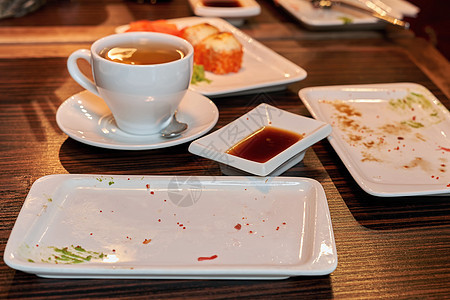 饭后用不干净的盘子吃饭的餐馆餐桌碎片图片
