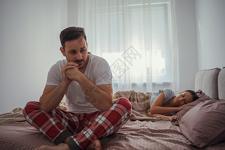 在家的情侣思维男人疼痛时间压力失眠症家庭头痛妻子女士图片