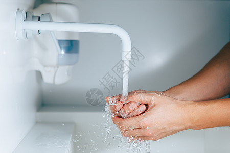 在水龙头下用流水洗手龙头经济管道清洁卫生溪流身体喜悦打扫浴室图片
