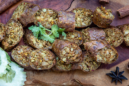 泰式食物 北泰国辣味香肠或泰语sai oua小吃辣椒盘子厨房烹饪美食营养牛肉早餐食物图片