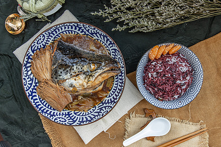 用甜大豆酱蒸的沙门卡布托尼 配有金针蘑菇和姜粉 还有稻草米海鲜煮沸午餐食物烹饪盘子酱油美食饮食鲑鱼图片