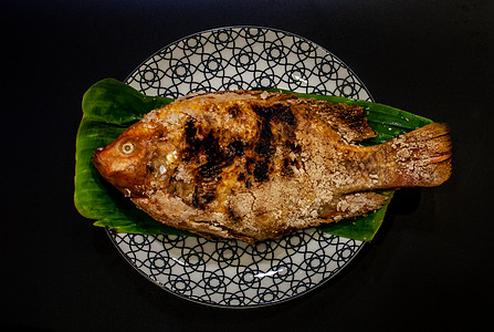 在香蕉叶上烤的蒂拉皮亚鱼 在一个美丽的盘子上 泰国式的食物烹饪美食饮食图片