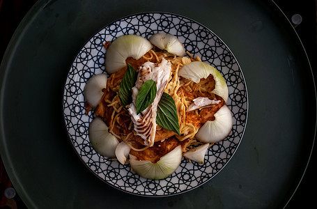 臭煎蛋意大利面和鸡蛋 还有鱼肉烤牛排盘子饮食红色美食油炸午餐牛扒海鲜蔬菜桌子图片