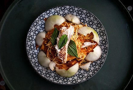 臭煎蛋意大利面和鸡蛋 还有鱼肉烤牛排面条蔬菜海鲜饮食油炸盘子红色餐厅食物午餐图片