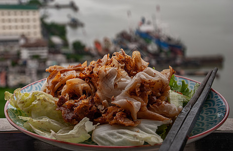 泰国菜 在日本菜中加入鸡肉和鸡蛋炒鲜米粉 这道简单的菜非常好吃 将鸡肉 蔬菜和面条一起炒 非常好吃餐厅食物午餐油炸烹饪盘子美食炙图片