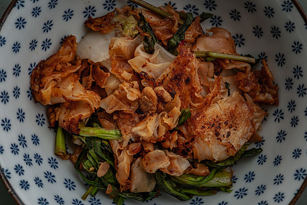 这是世界上最流行的街头食物之一 食用面粉 鸡肉及深豆酱和蔬菜Thai人称Pad See Ew油炸美食午餐炙烤白色盘子酱油面条猪肉图片