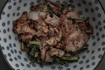 这是世界上最流行的街头食物之一 食用面粉 鸡肉及深豆酱和蔬菜Thai人称Pad See Ew猪肉午餐美食面条烹饪白色盘子油炸炙烤图片