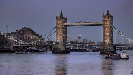 城市在夜幕中沿着著名的塔桥观光 蓝天空和泰晤士河的反射运输景观首都地标旅行建筑历史旅游天空工程图片