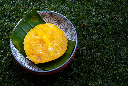 蒸南瓜饼 是泰国当地的甜点 香甜 柔软 美味 由南瓜 糖 面粉 木薯粉 椰丝 盐和椰奶制成 味道鲜美叶子美食广告椰子香蕉蛋糕烹饪图片