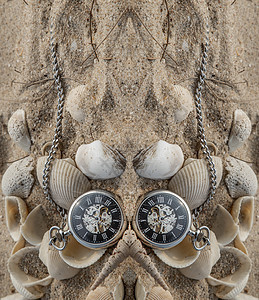 沙滩上古董怀表和贝壳的倒影图片
