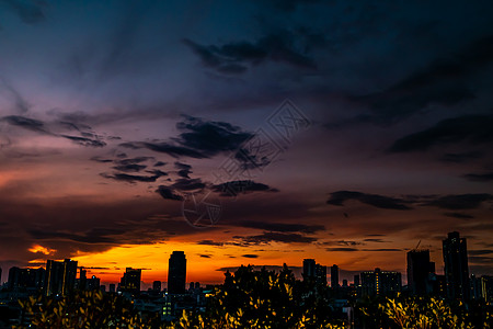 在晚上街市剪影的自然日落在曼谷 明亮的戏剧性天空和黑暗的地面 城市风景在日落的风景五颜六色的天空下 地平线 地平线上的太阳 浅蓝图片
