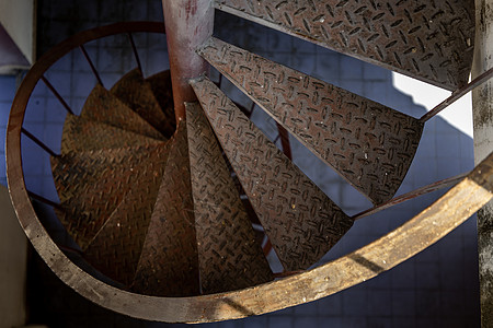 螺旋楼梯图案的上视图 老院落建筑中的螺旋楼梯圈纹理曲线历史性马赛克房子庭院装饰品金属建筑学内饰图片