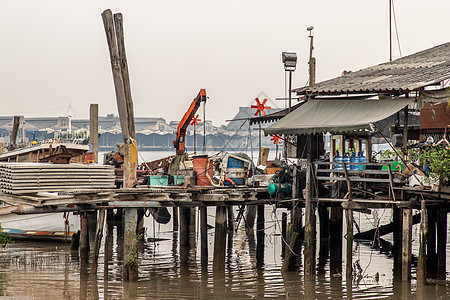 Chao Phraya河沿岸的旧木制当地房屋图片