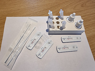 在医院实验室使用快速检测装置对 COVID19 新型冠状病毒 COVID19 鼻拭子实验室检测得出阴性结果测试治疗接种成人棉签安图片