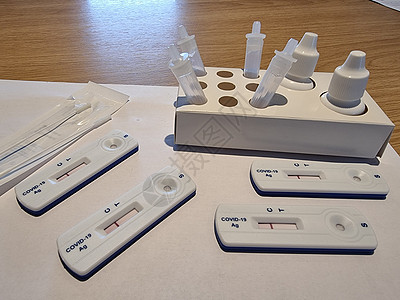 在医院实验室使用快速检测装置对 COVID19 新型冠状病毒 COVID19 鼻拭子实验室检测得出阴性结果免疫证书保健抗原暴发接图片