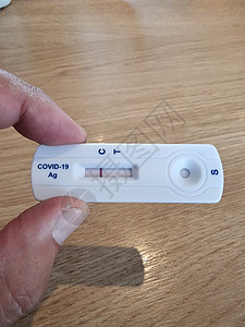 在医院实验室使用快速检测装置对 COVID19 新型冠状病毒 COVID19 鼻拭子实验室检测得出阴性结果安全卫生抗原成人健康证图片