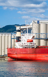 将干货船停泊在海运港装货的左端图片