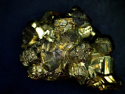 Pyrite 显微镜下的矿物疗法正方形傻瓜宏观矿物学金属康复立方体假金黄金图片