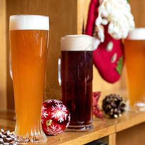 白酒和黑啤酒 喝杯子 带圣诞节的杯子 新年玩具 装饰品 礼物图片