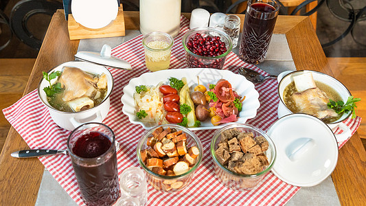 配伏特加肉食和零食的石榴汁鱼片海鲜酒精黄瓜餐厅熟食照片桌子盐渍对虾图片