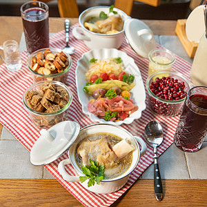 配伏特加肉食和零食的石榴汁熟食盘子餐厅桌子食物香肠小吃海鲜肉食健康饮食图片