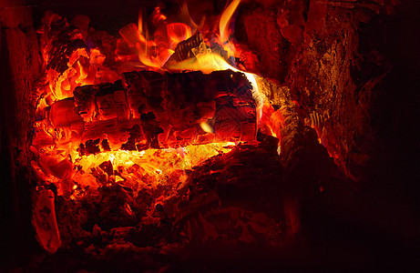 在炉子里烧木柴 软选择性焦点图片