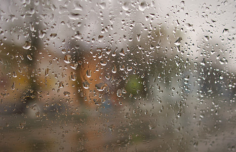 城市街道下雨时 车内车窗上的水滴图片