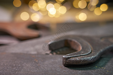 金属板上有扳手和电锯刀片硬件构造车库工人服务木工作坊铅管钥匙工作图片