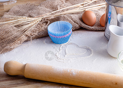 烤鸡蛋 面粉 木本底烘烤用油面包蛋糕棕色面团擀面杖牛奶白色后盾桌子糕点图片
