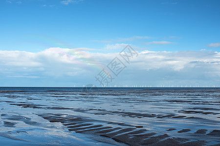 英国白天的沙滩 海边和多云的蓝色天空旅行海景风景波浪冲浪海洋低潮旅游太阳地平线图片