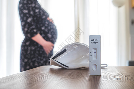 Corona病毒和Covid19妊娠期 特写阴性 Covid抗原试验 处于模糊背景的孕妇生育抗体药品样本母亲感染测试重力流感怀孕图片