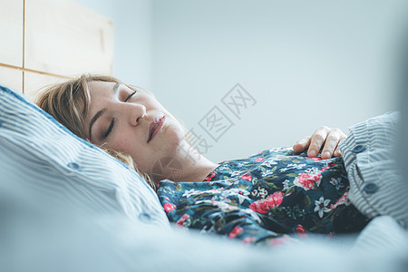 睡觉休息 年轻女性睡在床上 关上门白色闲暇卧室枕头女士毯子纺织品时间睡眠午睡图片