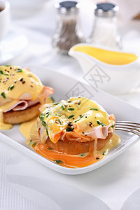 本尼迪特最好的鸡蛋和荷兰香肠菜肴油炸肉汁咖啡胡椒午餐洋葱香料火腿蛋黄图片