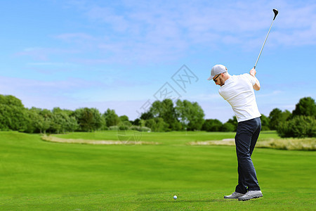高尔夫球手击中高尔夫球球道竞赛蓝色胡子男人爱好运动玩家男性司机图片