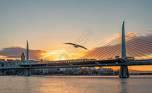 清晨时间和伊斯坦布的金角湾和地铁桥景观游客历史旅游海岸日落金角文化建筑火鸡历史性图片