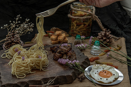 木盘黑胡椒烤鸡意大利面配煎蛋和脆皮黄油吐司肉桂美食摄影食谱盘子课程木头文化餐厅专业图片