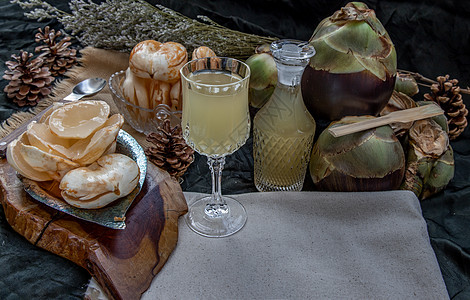 在黑暗背景的正面 新鲜的托迪棕榈汁和Peel toddy棕榈美食食物烹饪热带维生素水果传统营养果汁厨房图片