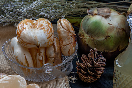 黑暗背景面前的皮毛棕榈玻璃食物烹饪传统小吃盘子甜点维生素热带营养图片