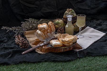 黑暗背景面前的棕榈和新鲜棕榈汁饮料维生素果汁传统食物玻璃收成饮食木头水果图片