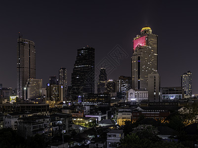 夜里在曼谷商业区的摩天大楼里 在晚上地标景观住宅蓝色基础设施风光公寓高楼办公室中心图片