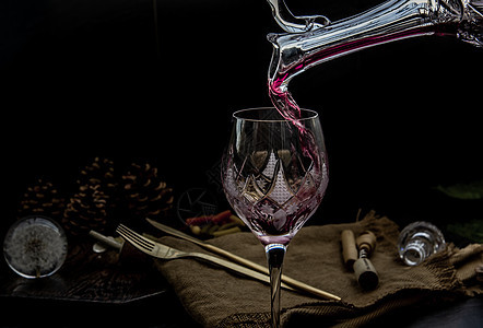 红葡萄酒从瓶子到葡萄酒杯 传统酿酒和美酒调味概念 这都是平整的成份水果庆典乐趣干杯玻璃饮料玫瑰架子酒桶味道图片