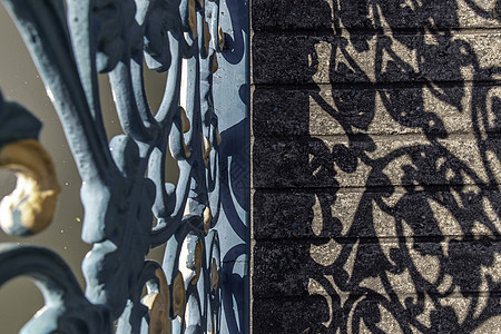 桥梁和阴影上的锻铁装饰栅栏工艺街道情调黑色装饰品卷曲铁工异国艺术建筑学图片